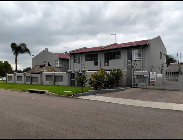 2 BEDROOM TOWNHOUSE FOR SALE IN RACEVIEW